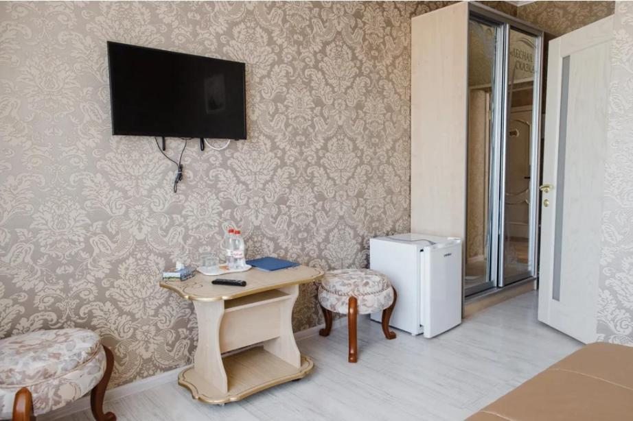 Двухместный (Двухместный номер Делюкс с 1 кроватью и балконом) отеля Лесная сказка База отдыха, Краснодар
