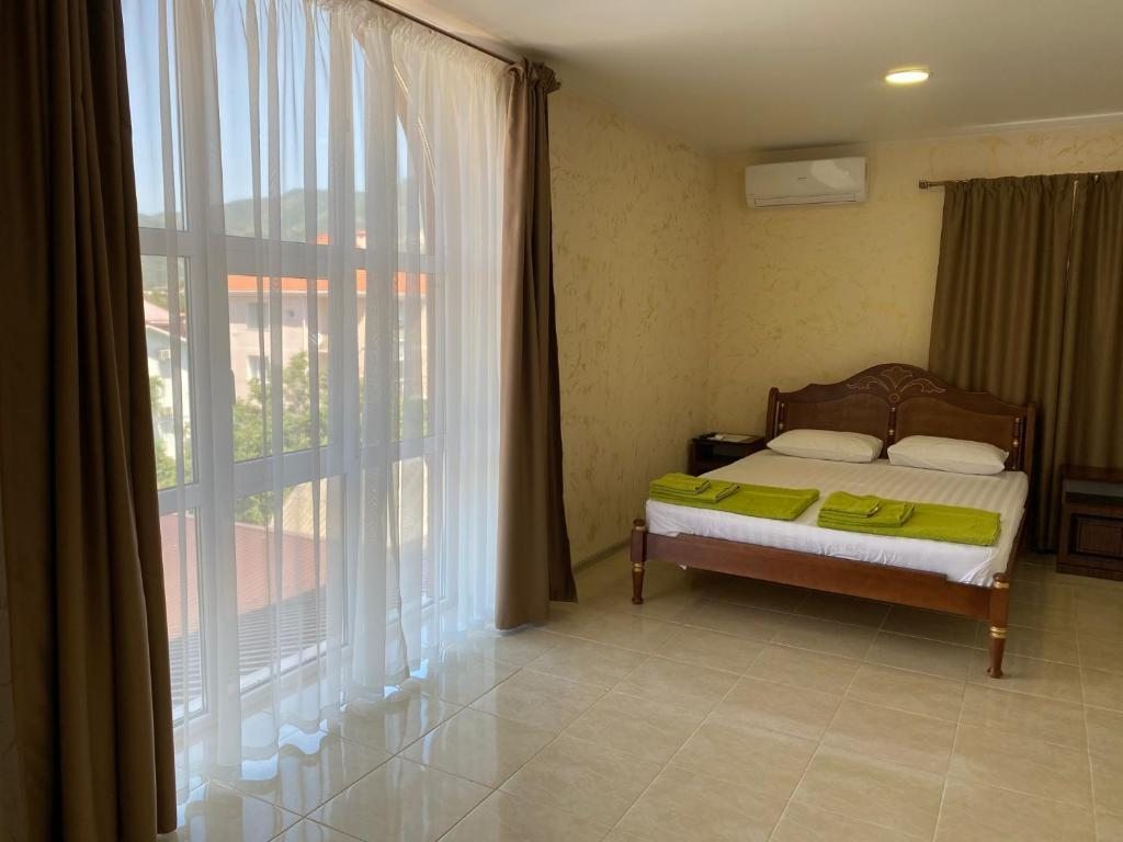 Трехместный (Трехместный номер с собственной ванной комнатой), КАМЕЛИЯ