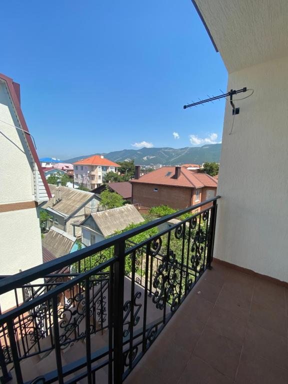 Трехместный (Трехместный номер с собственной ванной комнатой), КАМЕЛИЯ