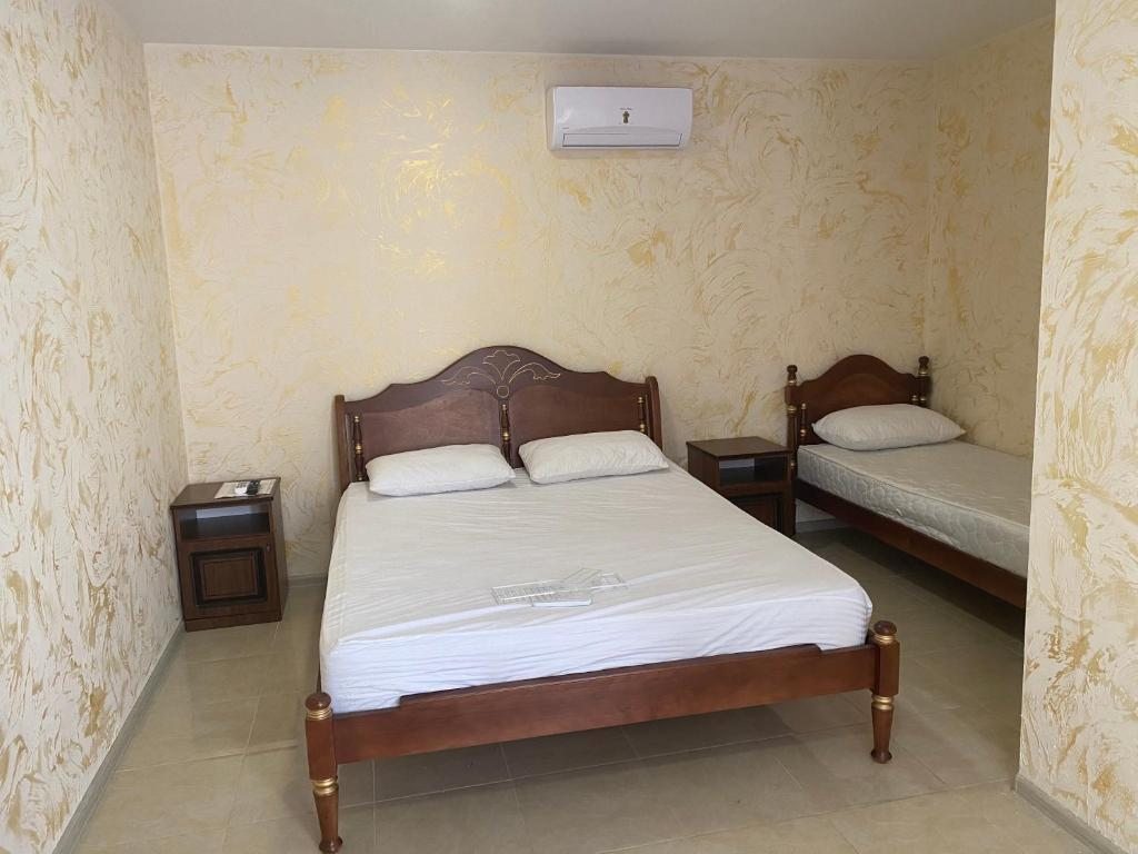 Трехместный (Трехместный номер с собственной ванной комнатой), КАМЕЛИЯ