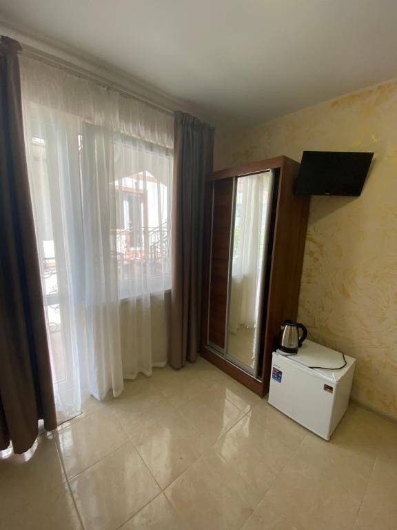 Трехместный (Трехместный номер с собственной ванной комнатой), КАМЕЛИЯ