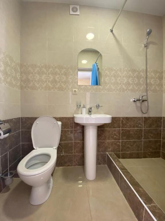 Трехместный (Трехместный номер с собственной ванной комнатой), КАМЕЛИЯ