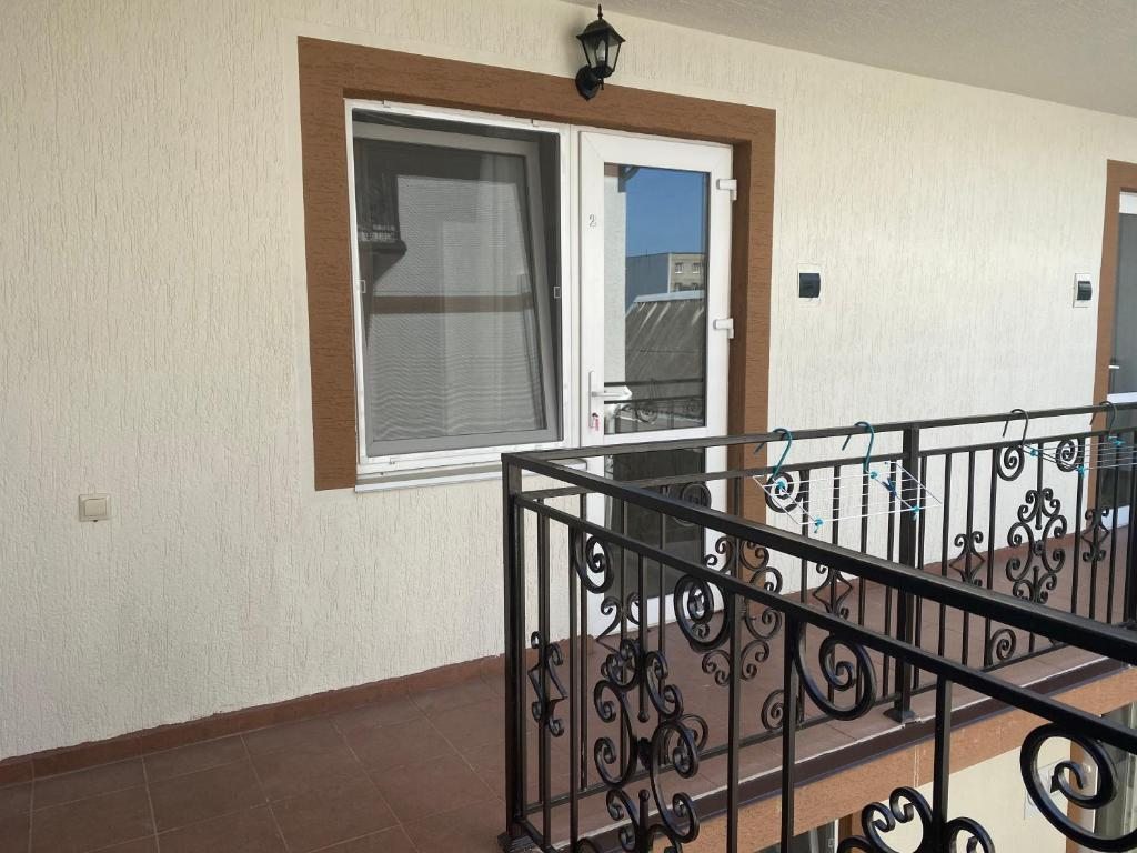 Трехместный (Трехместный номер с собственной ванной комнатой), КАМЕЛИЯ