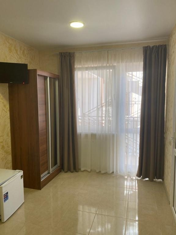 Трехместный (Трехместный номер с собственной ванной комнатой), КАМЕЛИЯ