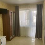 Трехместный (Трехместный номер с собственной ванной комнатой), КАМЕЛИЯ