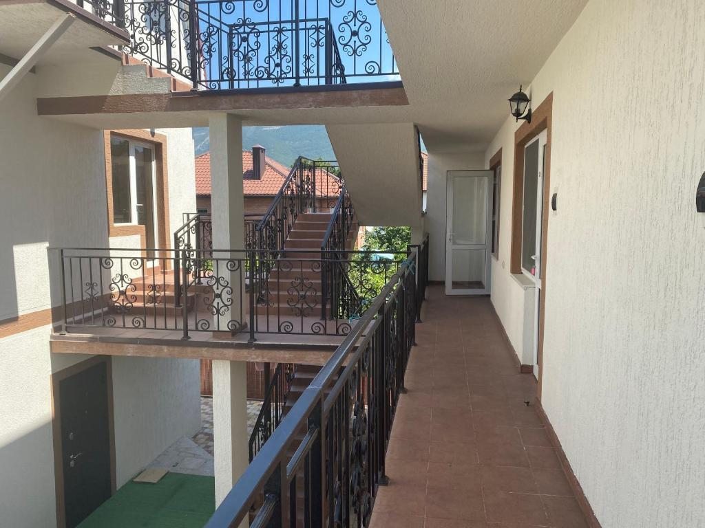 Трехместный (Трехместный номер с собственной ванной комнатой), КАМЕЛИЯ