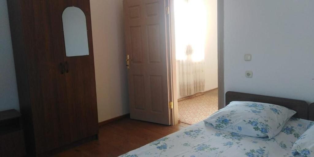 Двухместный (Большой двухместный номер с 1 кроватью или 2 отдельными кроватями) гостевого дома Гостевой дом в Абхазии, Гудаута