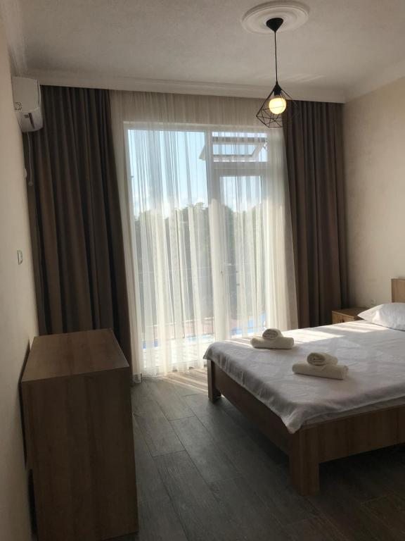 Двухместный (Номер с кроватью размера «queen-size» и балконом) отеля Hotel CHARLI, Гонио