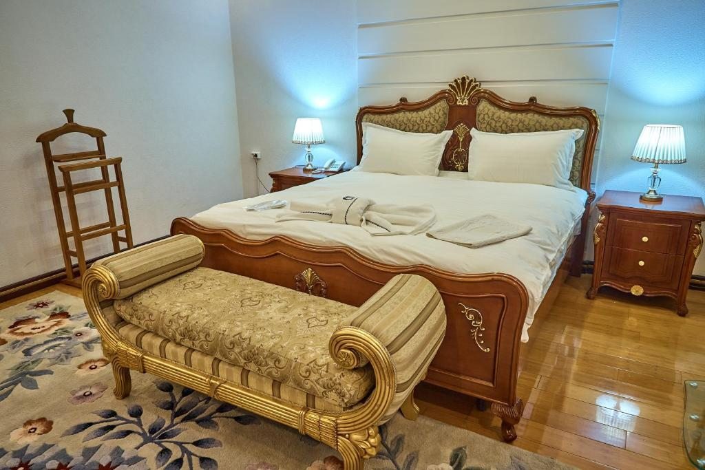 Двухместный (Двухместный номер с 1 кроватью и балконом) отеля Queens Hotel, Ташкент