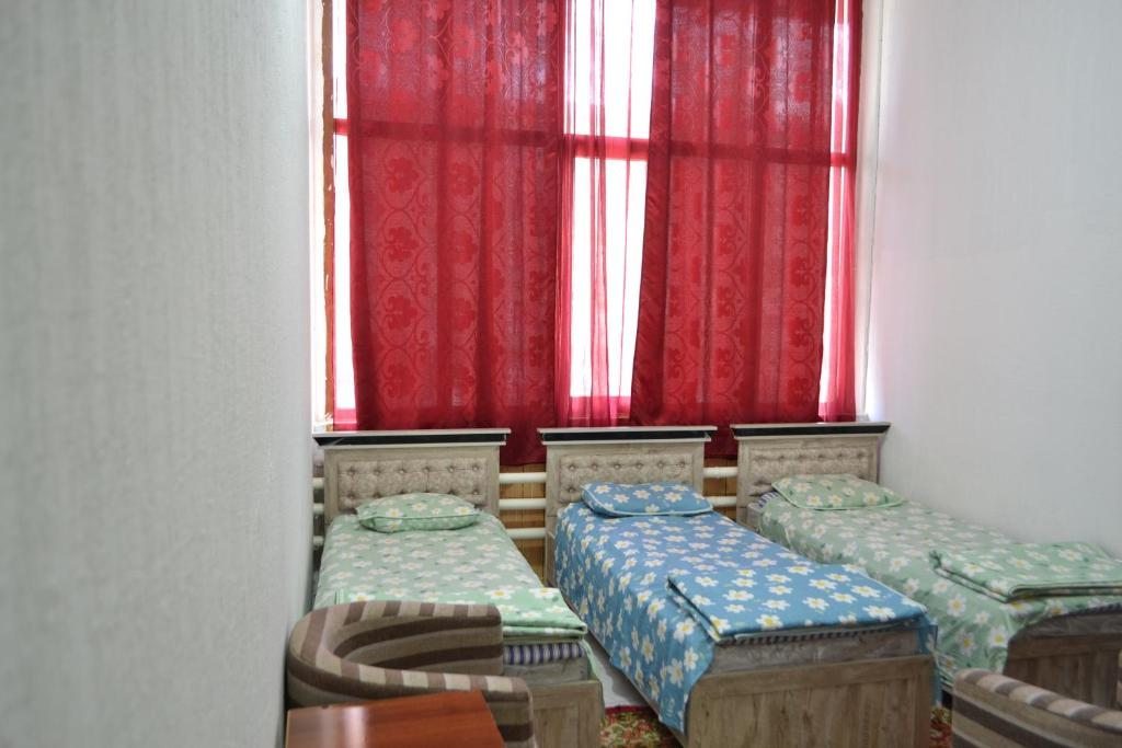 Трехместный (Трехместный номер с собственной ванной комнатой) хостела HOSTEL NABI BOBO, Самарканд