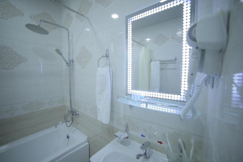 Трехместный (Трехместный номер с собственной ванной комнатой) отеля Minor Boutique Hotel, Хива