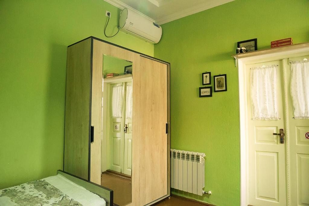 Двухместный (Двухместный номер с 1 кроватью или 2 отдельными кроватями, общая ванная комната) хостела 