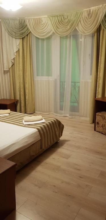 Двухместный (Двухместный номер с 1 кроватью или 2 отдельными кроватями и балконом) отеля Престиж, Лазаревское