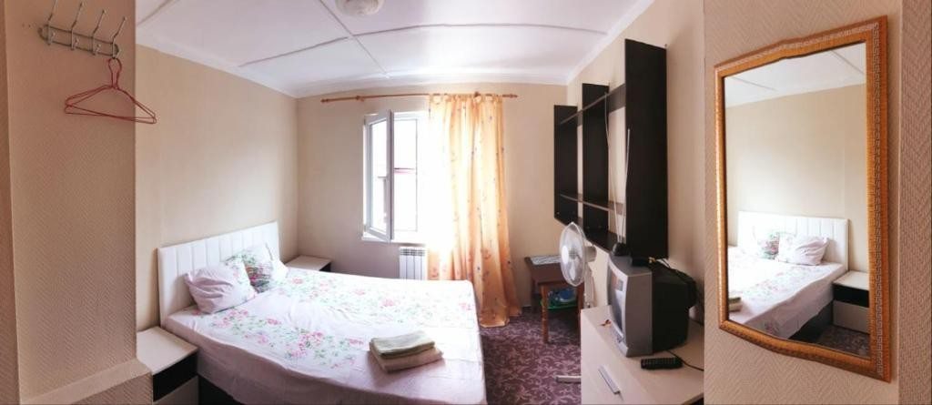 Двухместный (Двухместный номер эконом-класса с 1 кроватью или 2 отдельными кроватями и общей ванной комнатой) гостевого дома S&S, Лазаревское