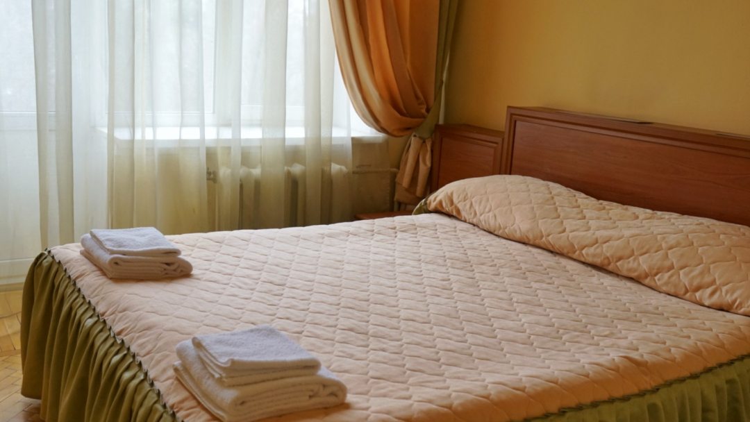 Люкс (2-комнатный, с большой двуспальной кроватью) гостиницы Учебный центр профсоюзов, Москва