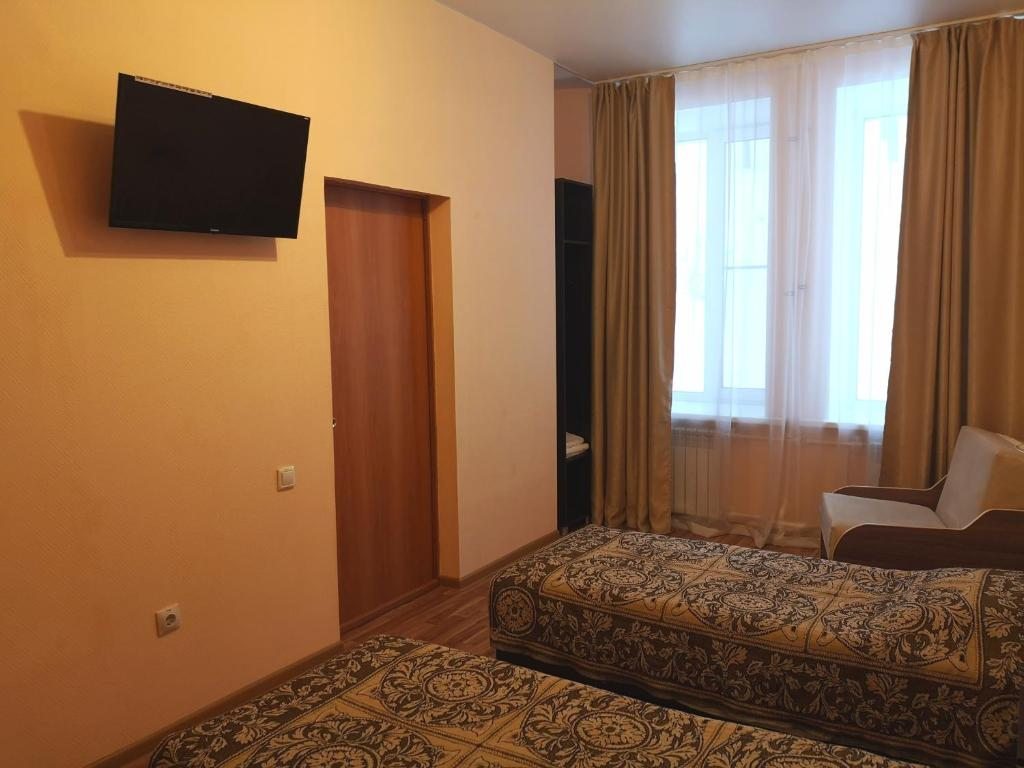 Двухместный (Стандартный двухместный номер с 2 отдельными кроватями и видом на горы) гостиницы АЛМАЗ, Карабаш