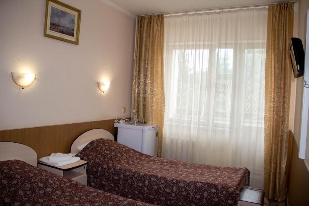 Номер (Односпальная кровать в общем номере - Лечение включено) санатория Смена, Кисловодск