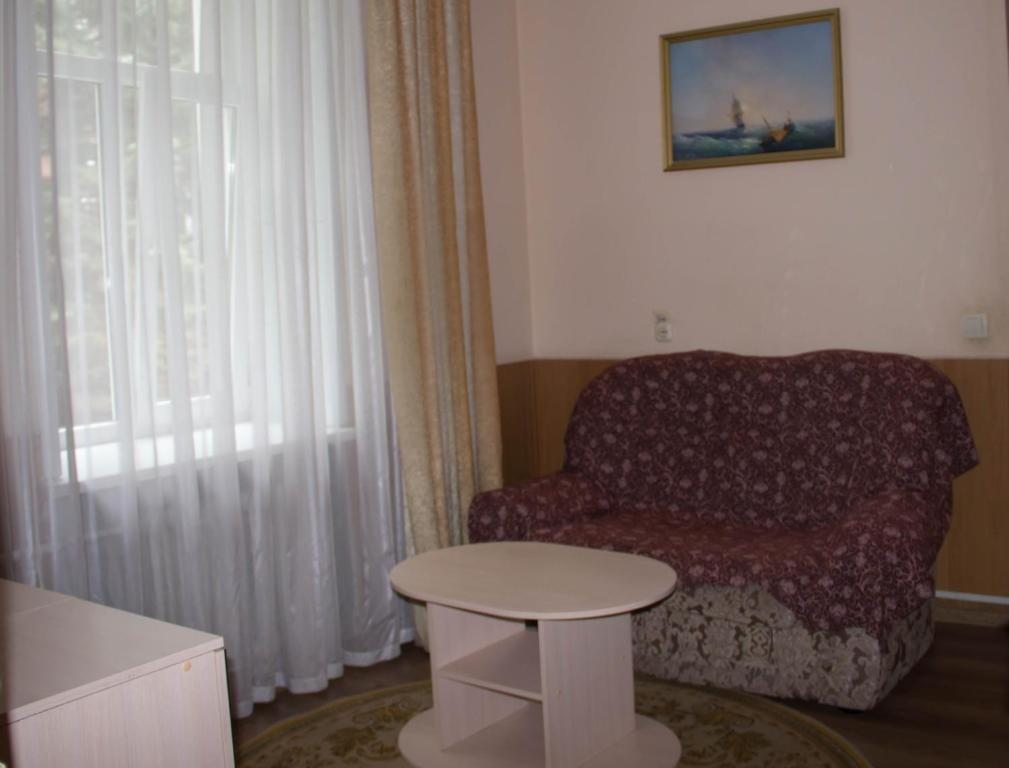 Двухместный (Улучшенный двухместный номер с 1 кроватью или 2 отдельными кроватями - Лечение включено) санатория Смена, Кисловодск