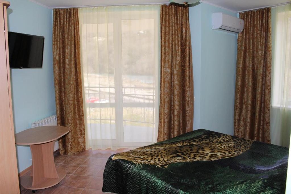 Двухместный (Двухместный номер с 1 кроватью или 2 отдельными кроватями и балконом) отеля Скарлетт, Лазаревское
