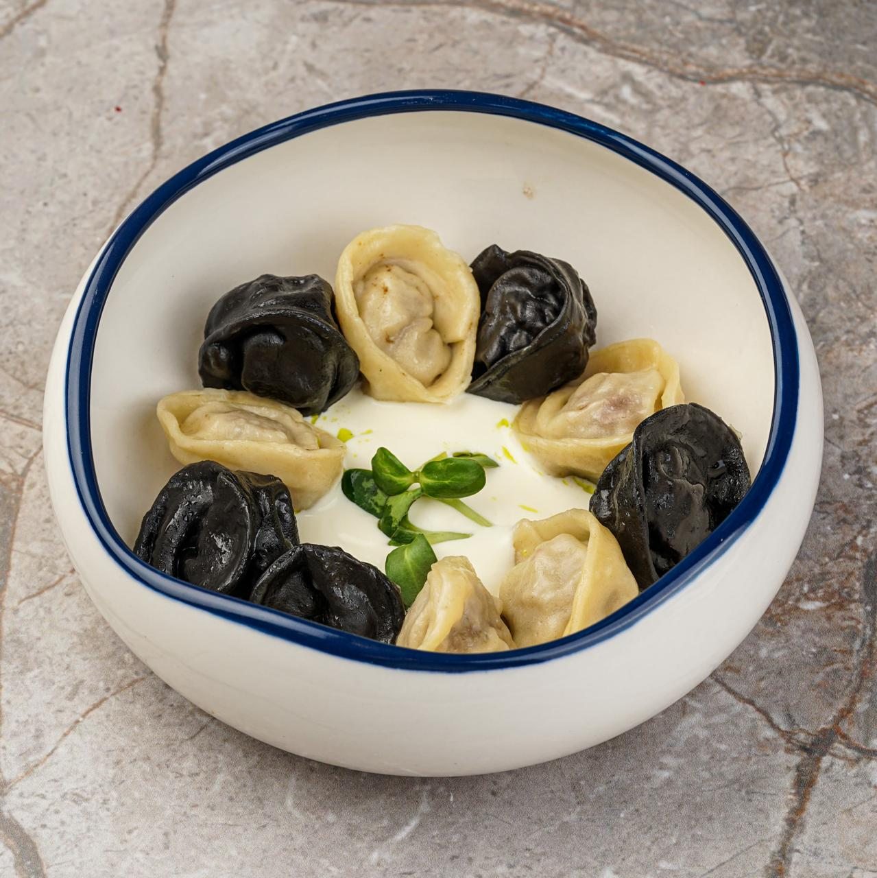 Пельмени мясные со сметанным муссом и бульоном
