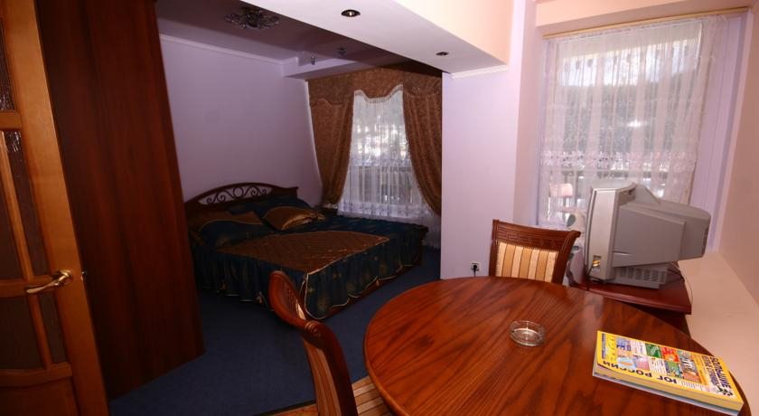 Четырехместный (Двухкомнатный стандарт комфорт) гостиницы Горные вершины, Домбай