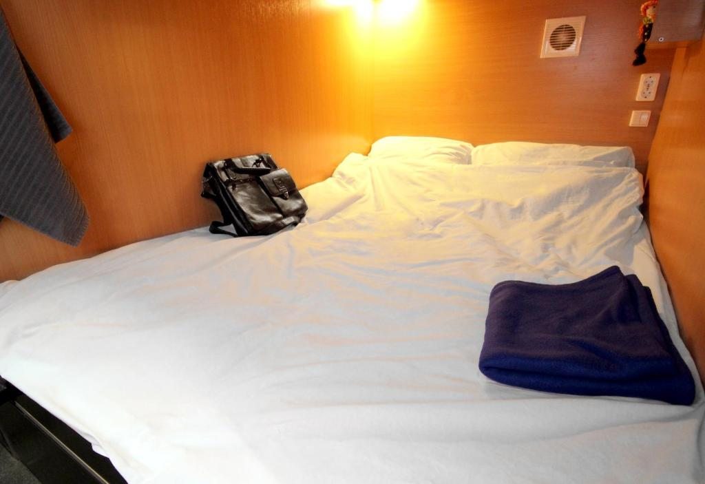Капсула (Семейная капсула в четырёхместном номере с двухспальной кроватью) хостела Вежливый Лось на Студенческой, Москва