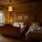 Четырехместный (С одной 2-х спальной и одной 1-спальной кроватями  вид на территорию), База отдыха Телецкие Терема