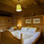 Двухместный (С одной 2-х спальной и одной 1-спальной кроватями,  балконом и видом на озеро), База отдыха Телецкие Терема