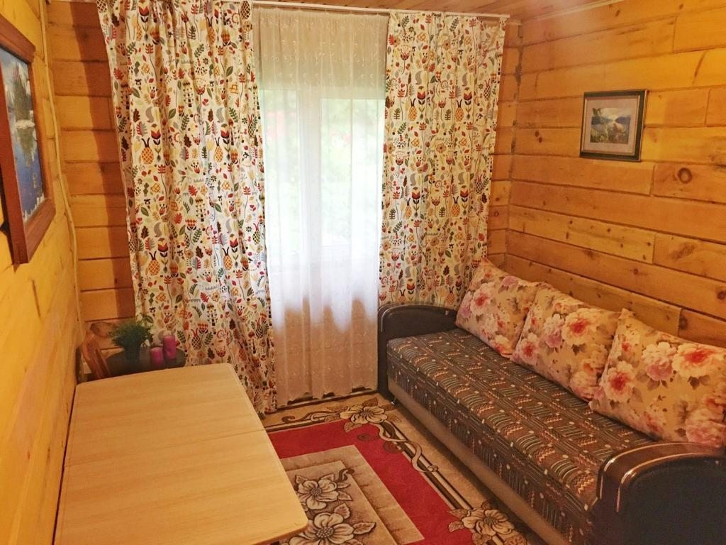 Трехместный (Трехместный номер с балконом) мини-гостиницы Лукоморье, Артыбаш