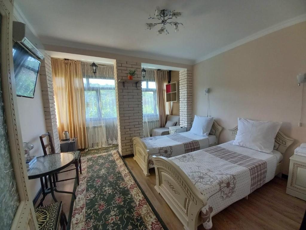 Двухместный (Стандартный двухместный номер с 2 отдельными кроватями) гостевого дома Старый замок, Кисловодск
