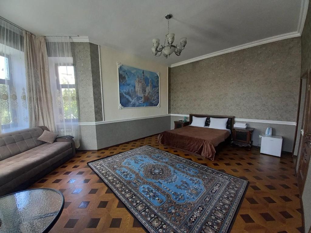 Двухместный (Улучшенный двухместный номер с 1 кроватью) гостевого дома Старый замок, Кисловодск
