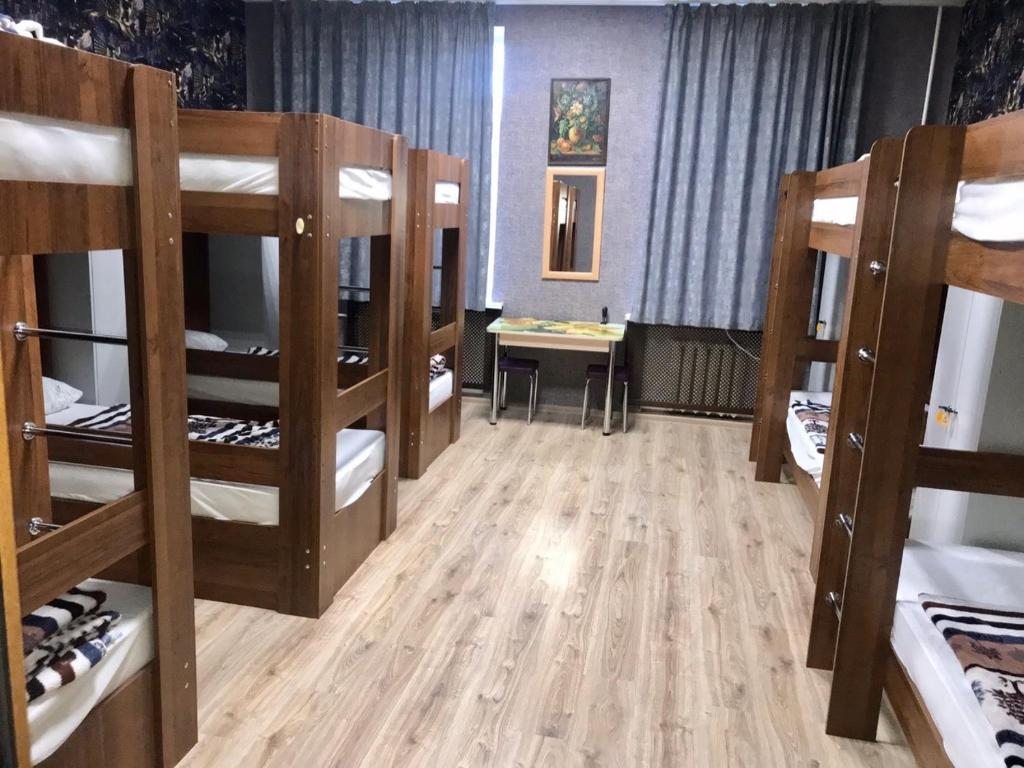 Номер (Спальное место на двухъярусной кровати в общем номере для мужчин) хостела Центр, Кисловодск