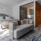 Люкс (Yamaguchi - двухместный номер с одной большой кроватью, балконом и массажером стоп Yamaguchi), Отель Karmann’s Hotel