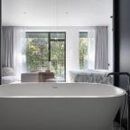 Люкс (Yamaguchi - двухместный номер с одной большой кроватью, балконом и массажером стоп Yamaguchi), Отель Karmann’s Hotel