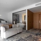 Люкс (Представительский Yamaguchi - двухместный номер с одной большой кроватью, балконом и массажером для стоп Yamaguchi), Отель Karmann’s Hotel