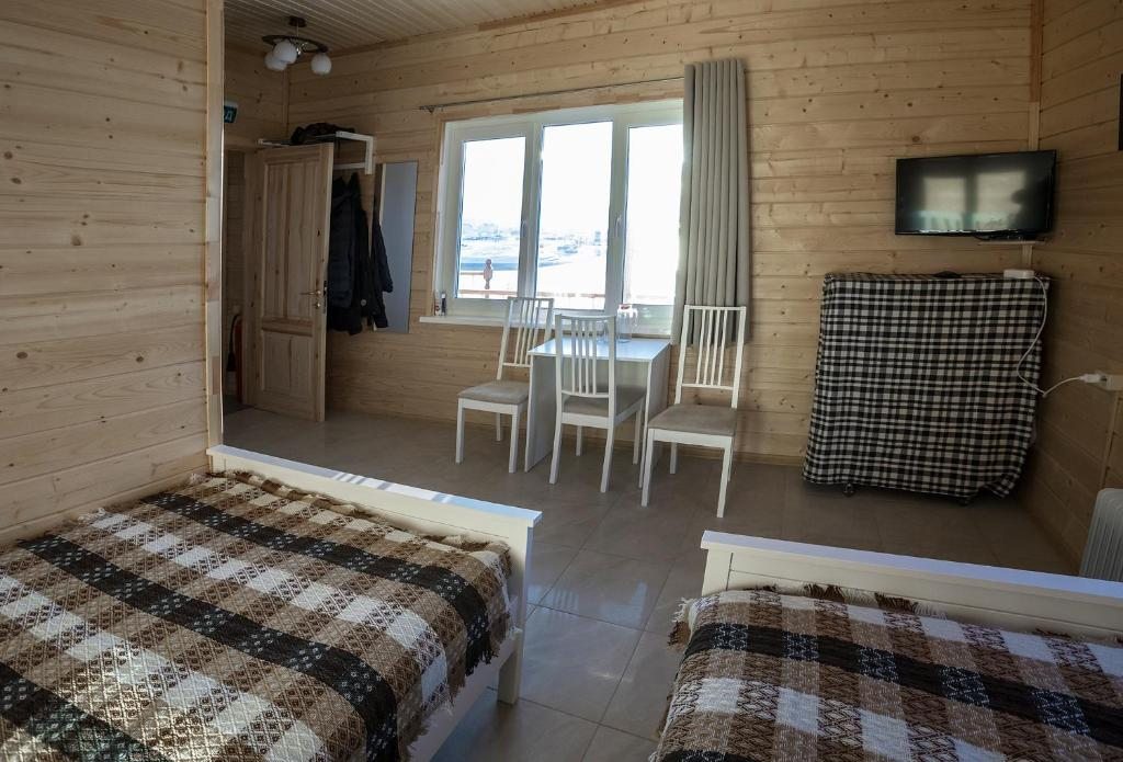Двухместный (Улучшенный двухместный номер с 2 двуспальными кроватями) отеля Barents Holiday Village, Териберка