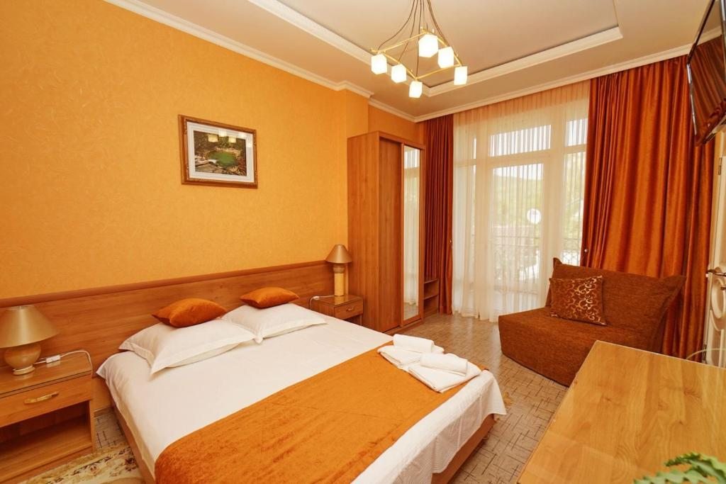 Двухместный (Двухместный номер с двуспальной кроватью и дополнительной кроватью) отеля 7 Пальм, Вишнёвка
