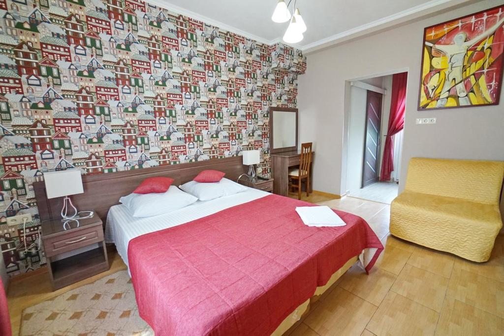 Двухместный (Двухместный номер с двуспальной кроватью и дополнительной кроватью) отеля 7 Пальм, Вишнёвка