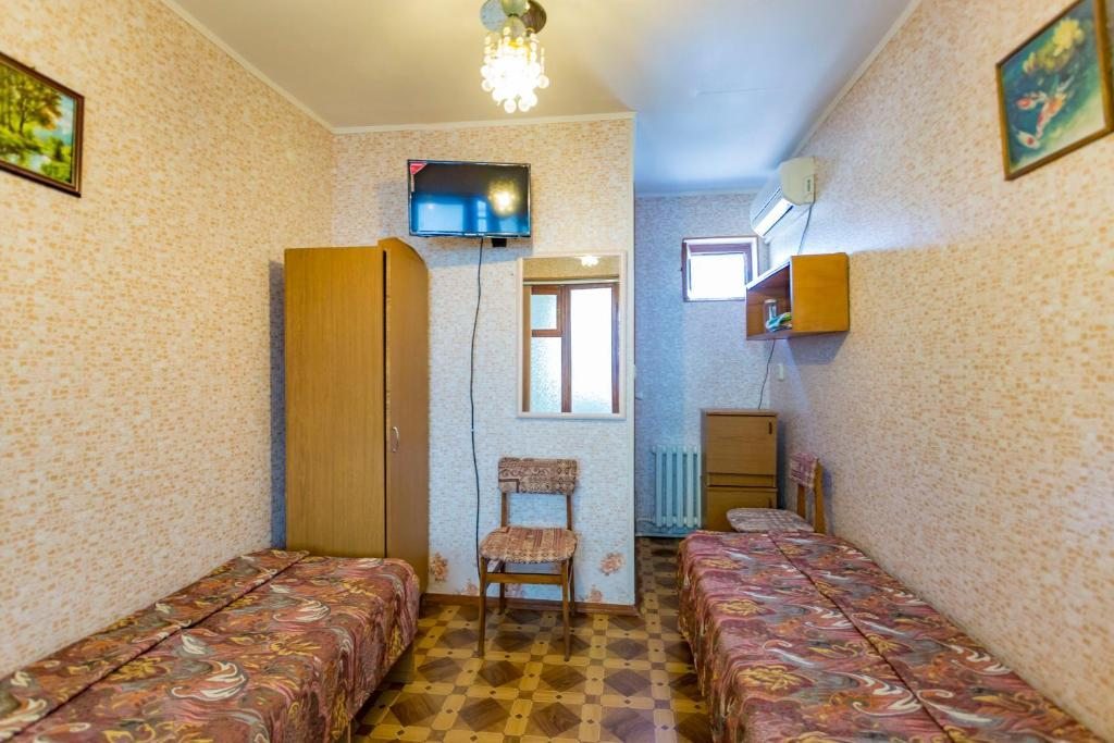 Двухместный (Небольшой двухместный номер с 2 отдельными кроватями) гостевого дома У Михайловны, Геленджик