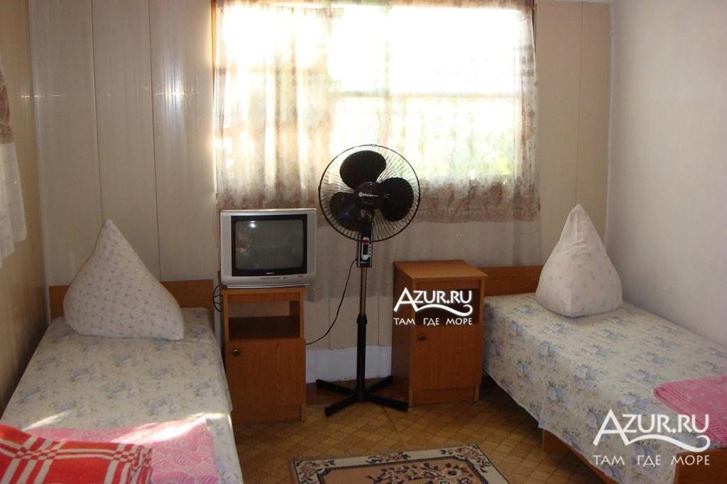Двухместный (Бюджетный двухместный номер с 2 отдельными кроватями) гостевого дома Уют, Анапа