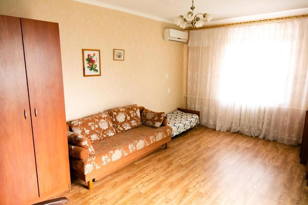 Апартаменты (Апартаменты с 3 спальнями) гостевого дома Подсолнух, Ильич