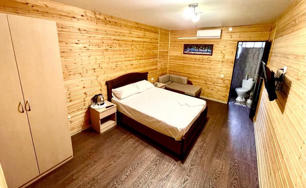 Двухместный (Двухместный номер с двуспальной кроватью и дополнительной кроватью) гостевого дома Домики у моря, Сочи