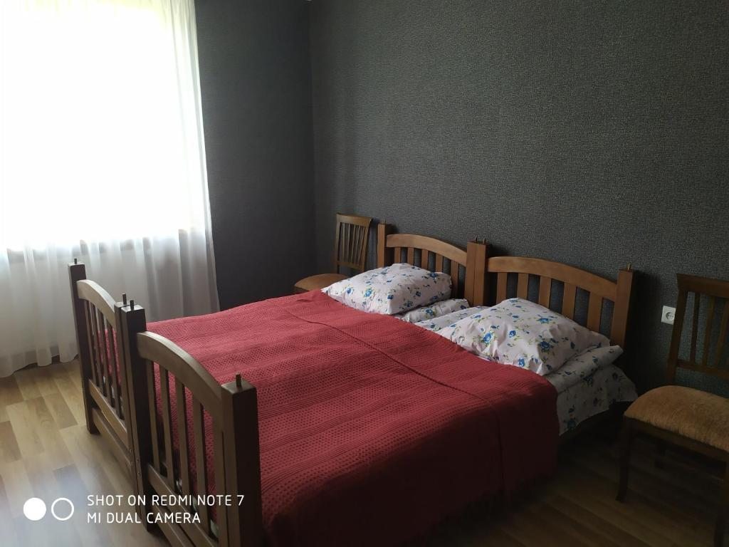 Двухместный (Стандартный двухместный номер с 2 отдельными кроватями и видом на горы) гостевого дома Kamara Guest House, Степанцминда