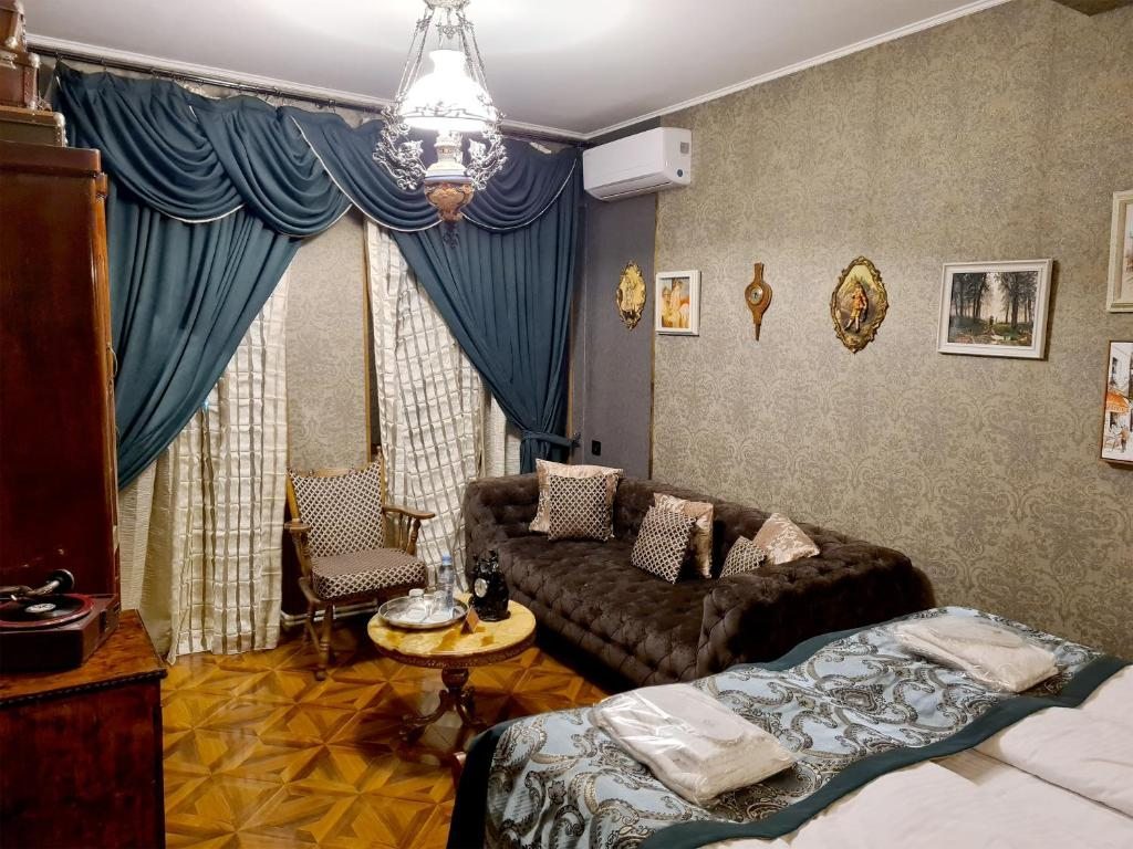 Двухместный (Улучшенный двухместный номер в викторианском стиле с 1 кроватью или 2 отдельными кроватями) отеля Piano Borracho Boutique Hotel Old Tbilisi, Тбилиси