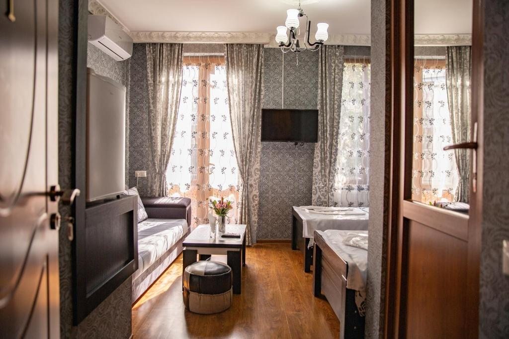 Двухместный (Двухместный номер с 1 кроватью или 2 отдельными кроватями и балконом) гостевого дома Kolorit Old Tbilisi, Тбилиси
