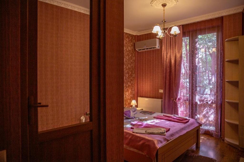 Двухместный (Двухместный номер с 1 кроватью и балконом) гостевого дома Kolorit Old Tbilisi, Тбилиси