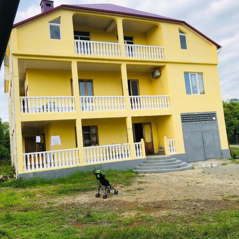 yellow house in the makhinjauri, Батуми