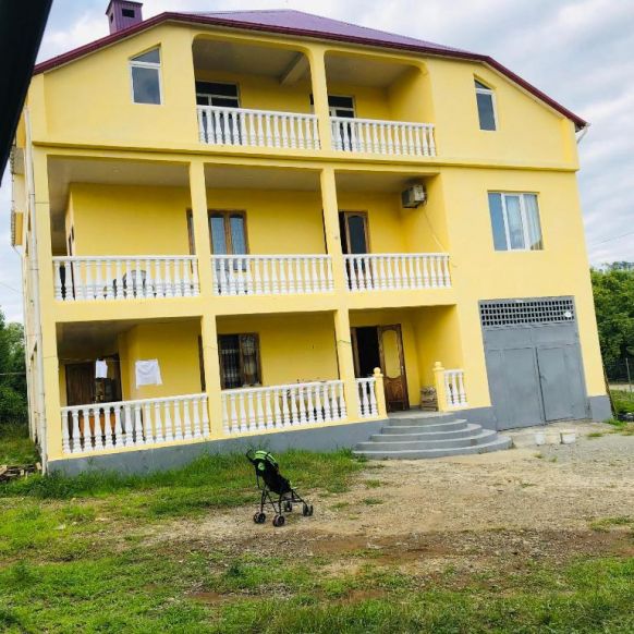 yellow house in the makhinjauri