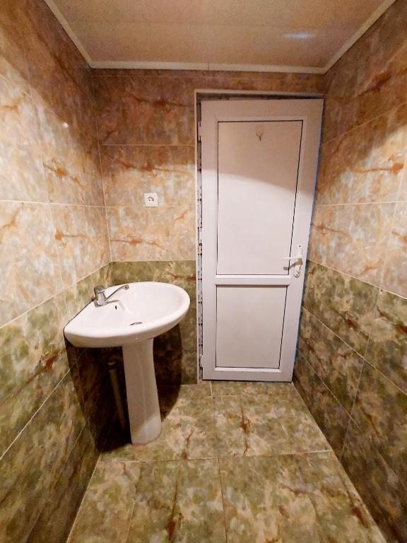 Трехместный (Трехместный номер с собственной ванной комнатой) гостевого дома Hotel kidobani, Сурами