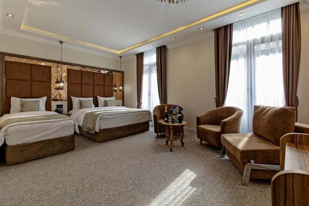 Трехместный (Трехместный номер Делюкс с диваном-кроватью) отеля Hotel Aqua Liberty, Тбилиси